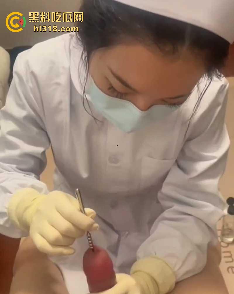 纯情小护士SM调教主人肉棒，将金属棒齐根插入龟头马眼，缓慢撸动，手法老专业了！