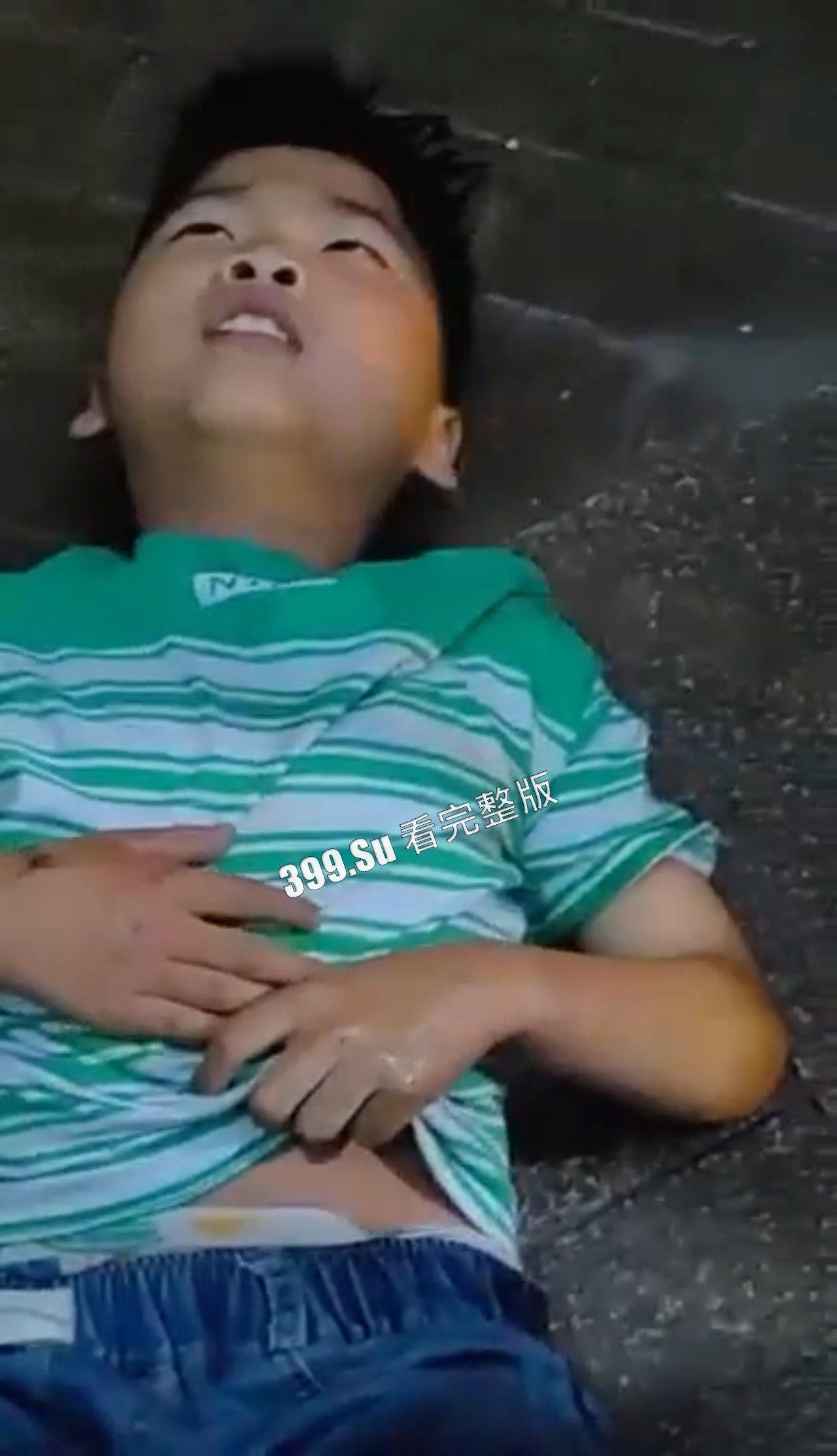 安徽合肥 男孩被母亲棍棒追打,果断从五楼跳下