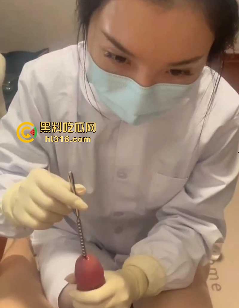 纯情小护士SM调教主人肉棒，将金属棒齐根插入龟头马眼，缓慢撸动，手法老专业了！