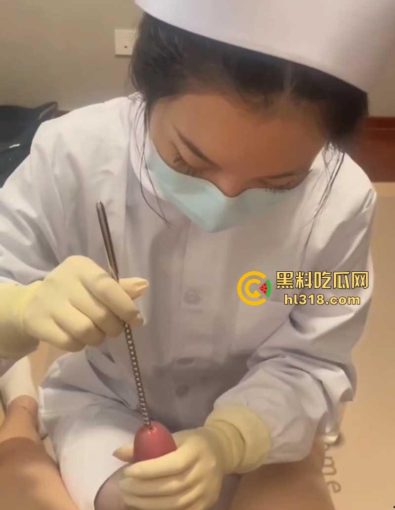 纯情小护士SM调教主人肉棒，将金属棒齐根插入龟头马眼，缓慢撸动，手法老专业了！