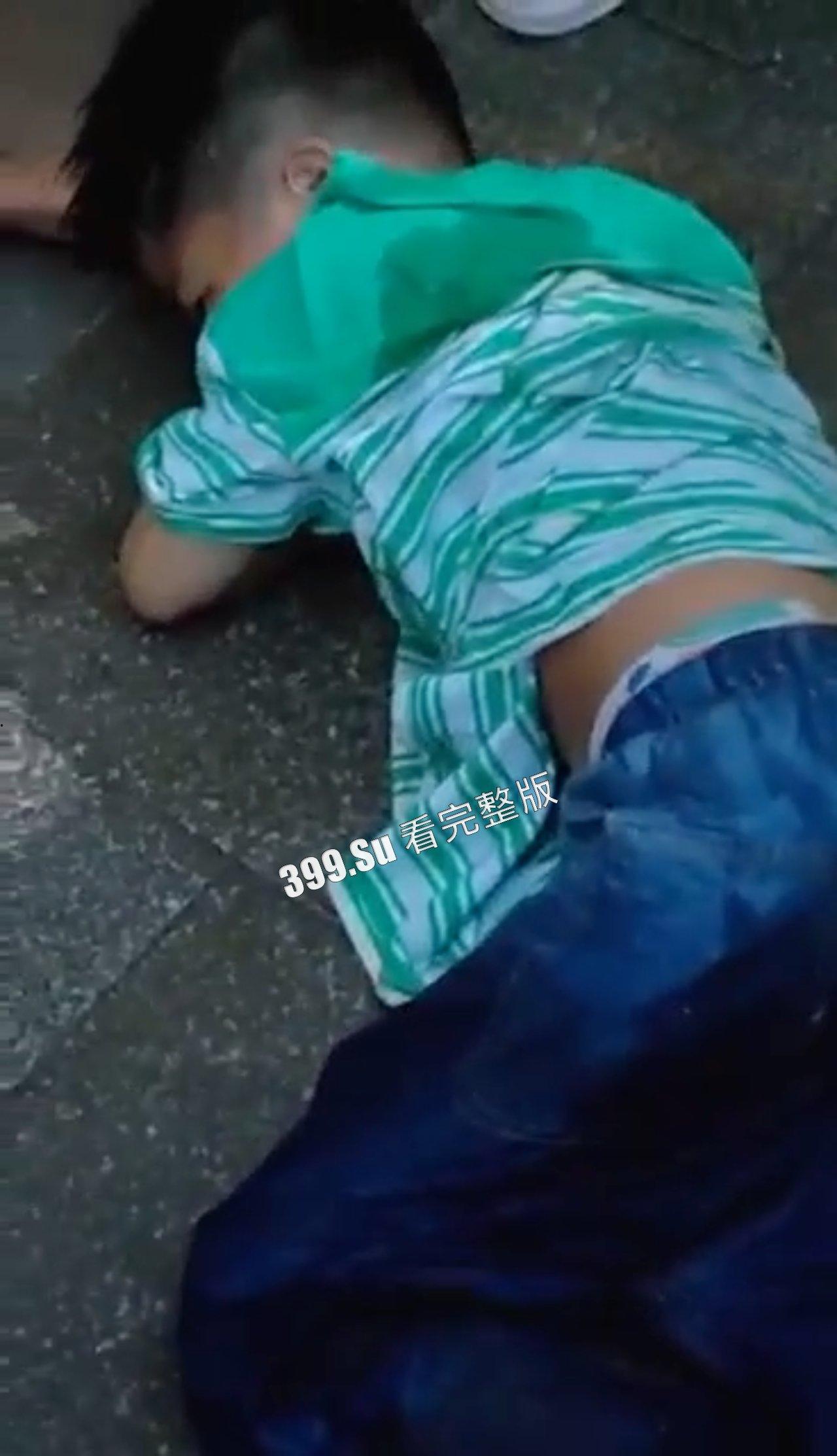 安徽合肥 男孩被母亲棍棒追打,果断从五楼跳下