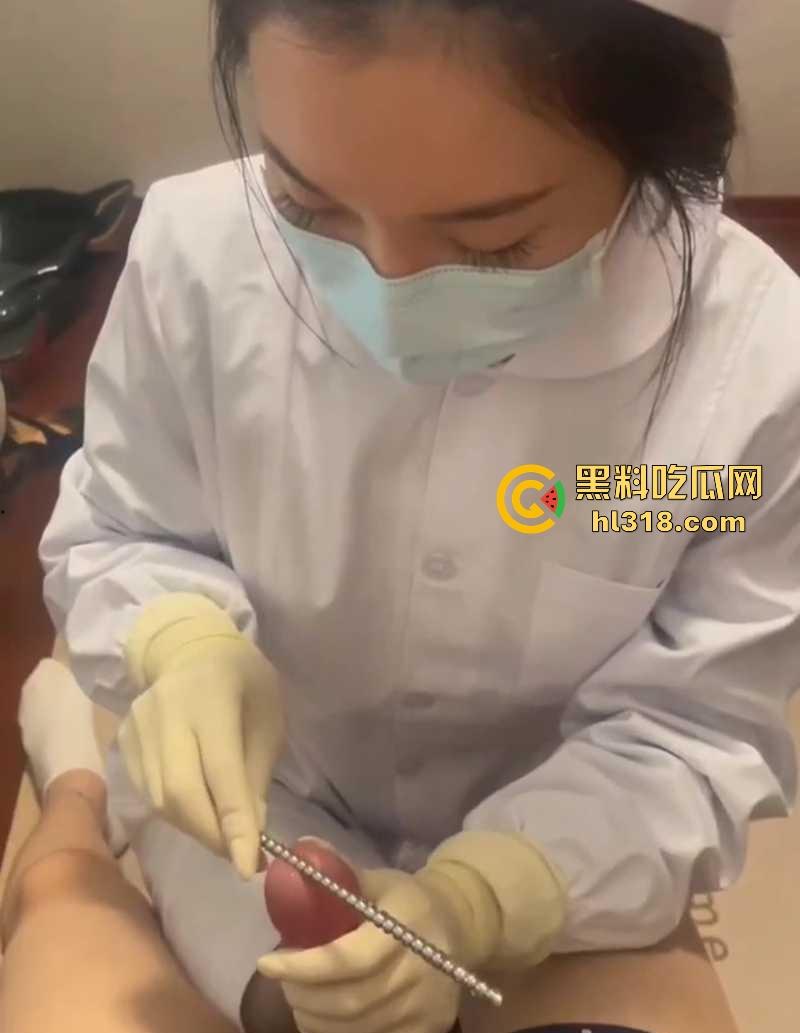 纯情小护士SM调教主人肉棒，将金属棒齐根插入龟头马眼，缓慢撸动，手法老专业了！