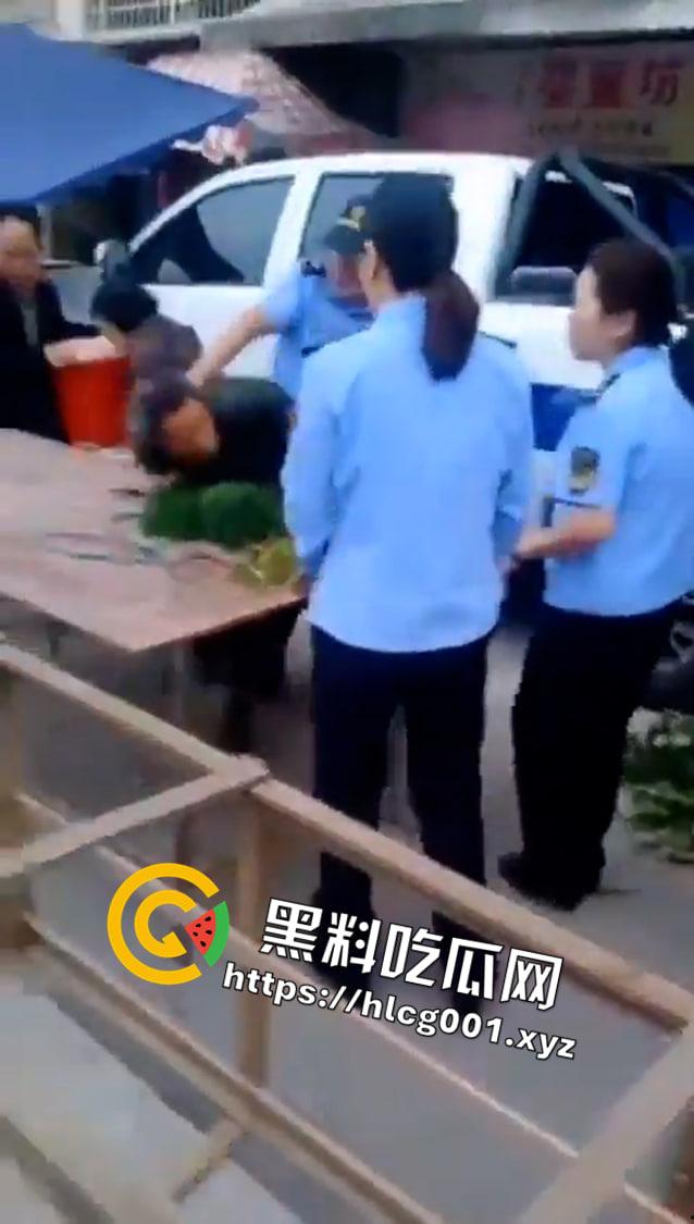 四川省巴中市一群城管将老无所依自食其力的买菜老人打在地上瘫痪不起人家只是想卖菜赚点吃饭钱而已阿