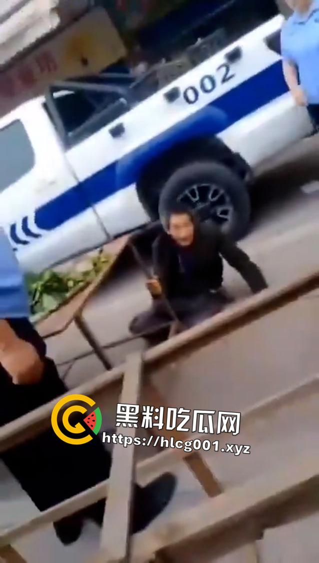 四川省巴中市一群城管将老无所依自食其力的买菜老人打在地上瘫痪不起人家只是想卖菜赚点吃饭钱而已阿