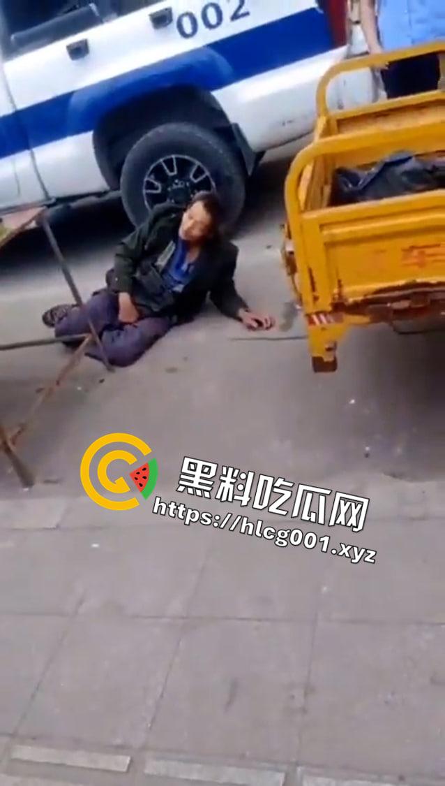 四川省巴中市一群城管将老无所依自食其力的买菜老人打在地上瘫痪不起人家只是想卖菜赚点吃饭钱而已阿