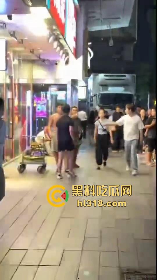 街头拳王大赛激烈上演,四男一女混合拳击,女的本来是拦开的,结果裸体男上来就一个大摆锤击倒,堪比UFC现场!