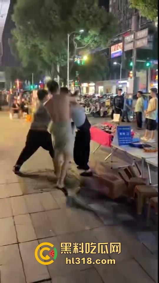 街头拳王大赛激烈上演,四男一女混合拳击,女的本来是拦开的,结果裸体男上来就一个大摆锤击倒,堪比UFC现场!