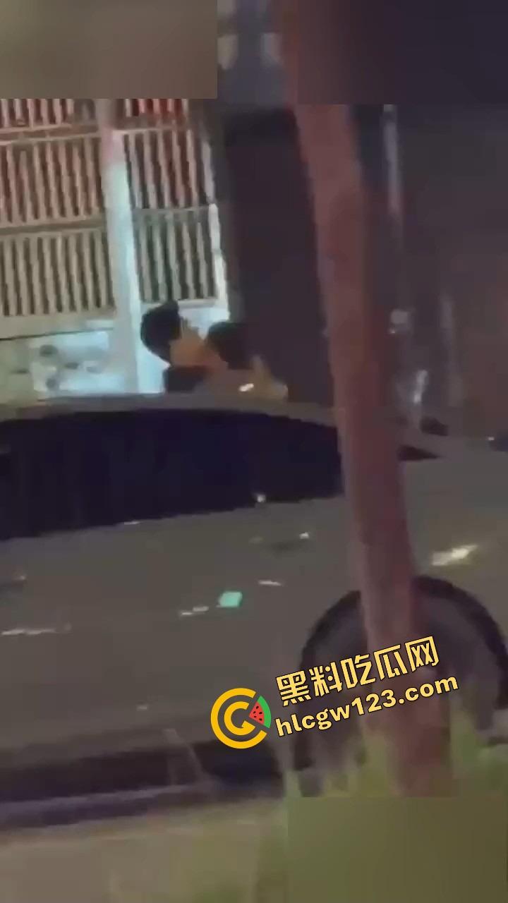 成都街头全裸游街，小仙女争吵气疯脱光逼毛迎风乱飘，路人目睹全程，男友吓跪喊妈！