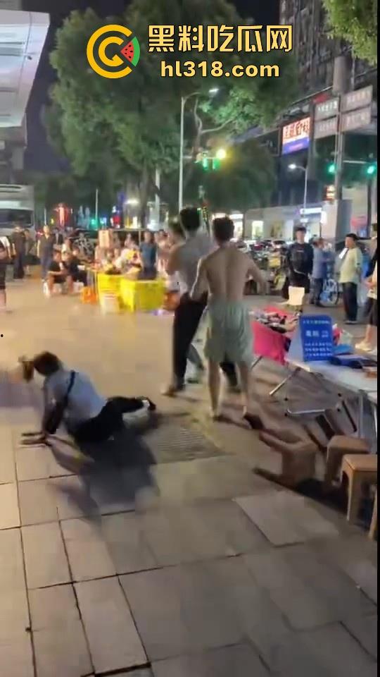 街头拳王大赛激烈上演,四男一女混合拳击,女的本来是拦开的,结果裸体男上来就一个大摆锤击倒,堪比UFC现场!