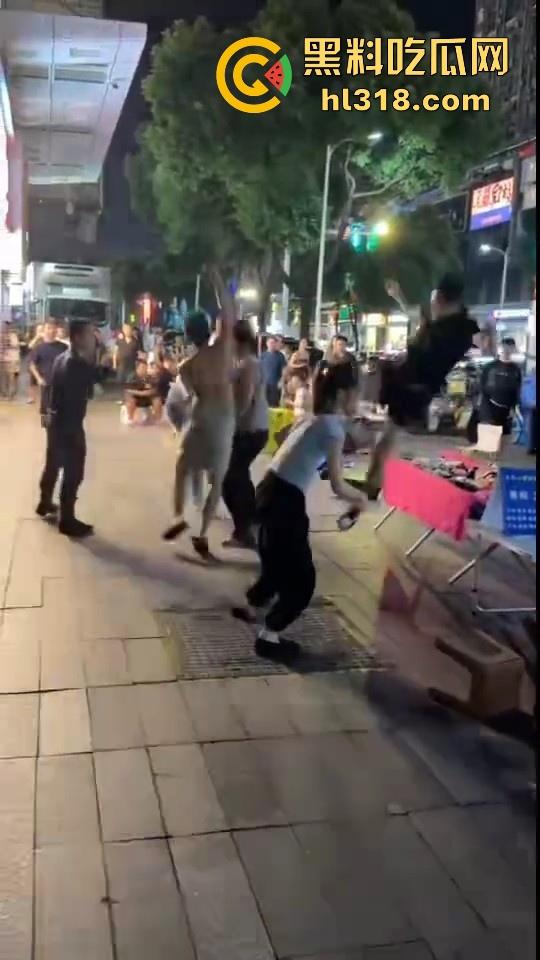 街头拳王大赛激烈上演,四男一女混合拳击,女的本来是拦开的,结果裸体男上来就一个大摆锤击倒,堪比UFC现场!