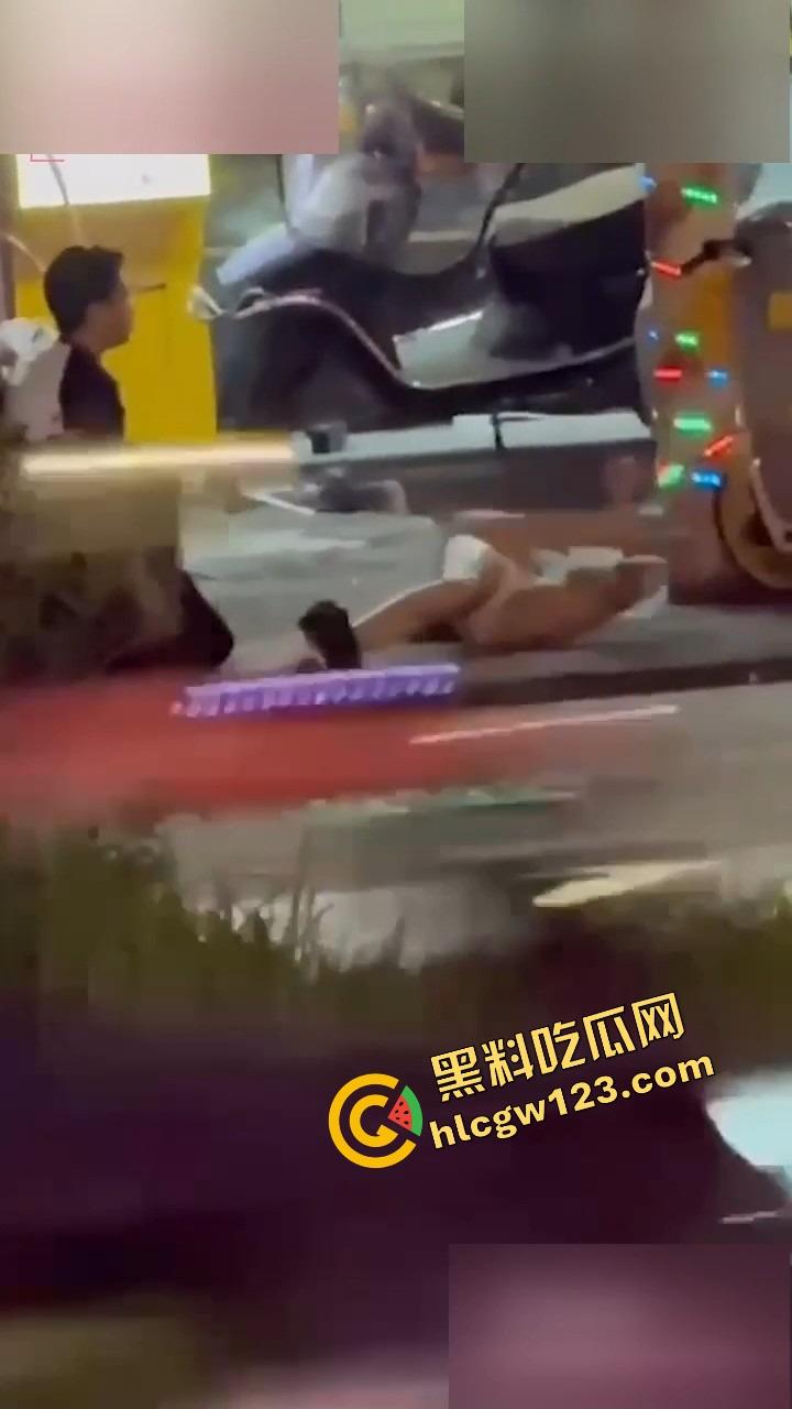 成都街头全裸游街，小仙女争吵气疯脱光逼毛迎风乱飘，路人目睹全程，男友吓跪喊妈！