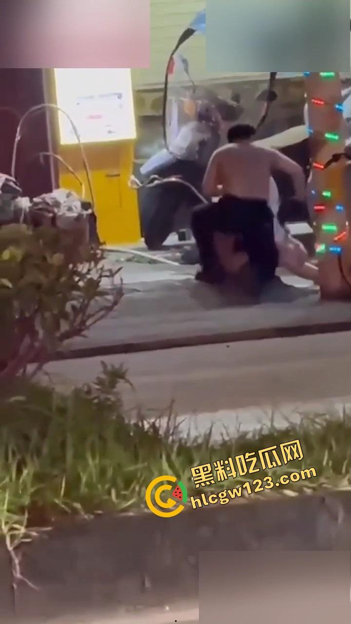 成都街头全裸游街，小仙女争吵气疯脱光逼毛迎风乱飘，路人目睹全程，男友吓跪喊妈！