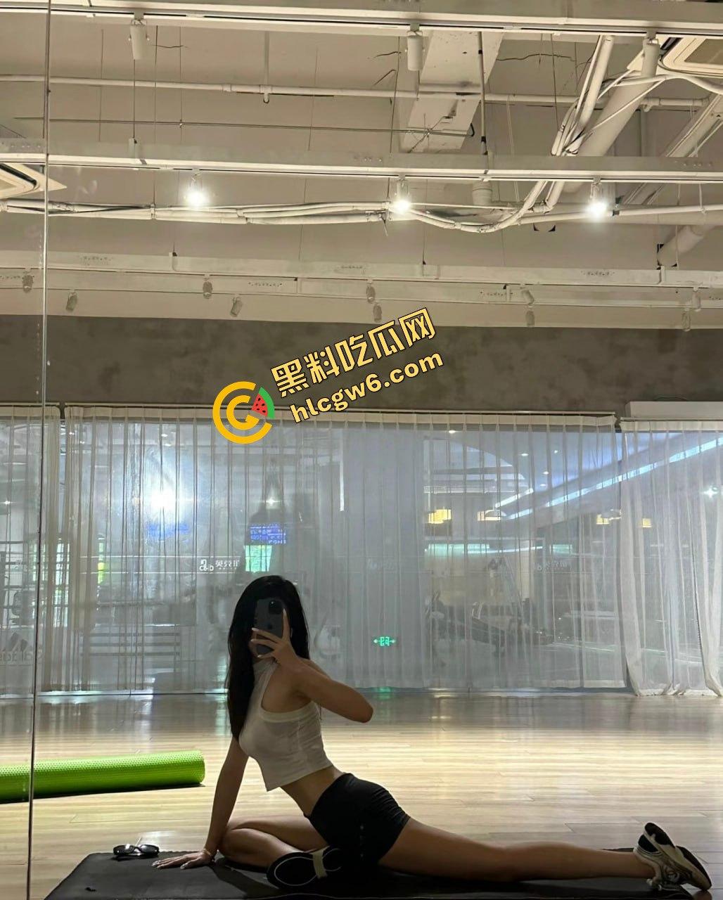 小红书上海贱逼反差婊骚鸡母狗『化春滢』偷情大哥 酒后脱衣爆干骚臀 窗前后操淫荡娇喘!原创独家投稿曝光!