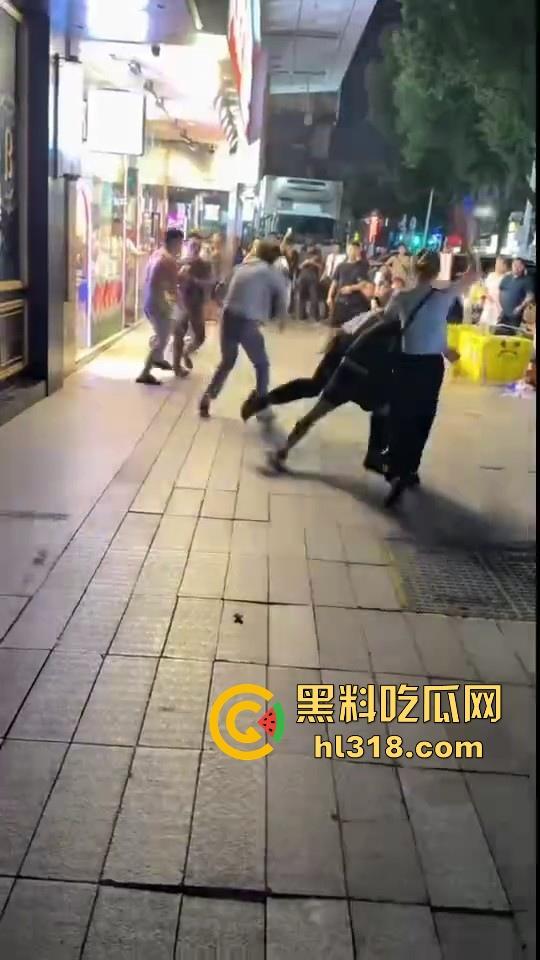 街头拳王大赛激烈上演,四男一女混合拳击,女的本来是拦开的,结果裸体男上来就一个大摆锤击倒,堪比UFC现场!