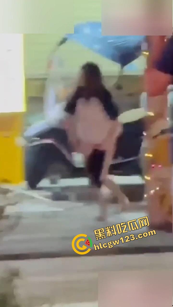 成都街头全裸游街，小仙女争吵气疯脱光逼毛迎风乱飘，路人目睹全程，男友吓跪喊妈！