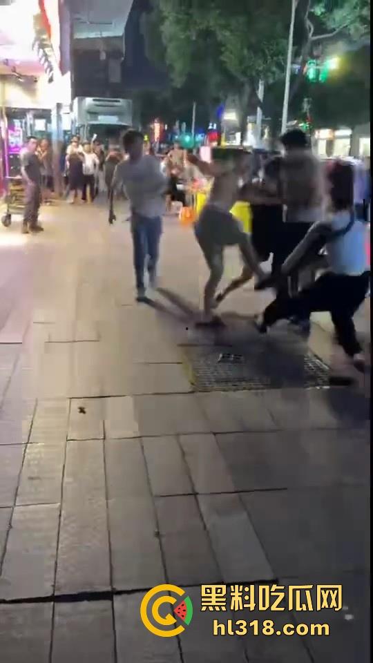 街头拳王大赛激烈上演,四男一女混合拳击,女的本来是拦开的,结果裸体男上来就一个大摆锤击倒,堪比UFC现场!