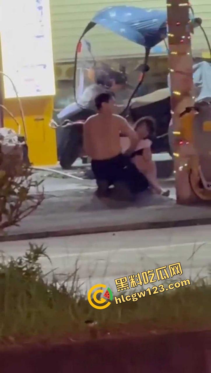 成都街头全裸游街，小仙女争吵气疯脱光逼毛迎风乱飘，路人目睹全程，男友吓跪喊妈！