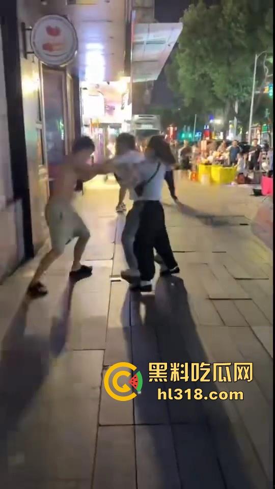 街头拳王大赛激烈上演,四男一女混合拳击,女的本来是拦开的,结果裸体男上来就一个大摆锤击倒,堪比UFC现场!