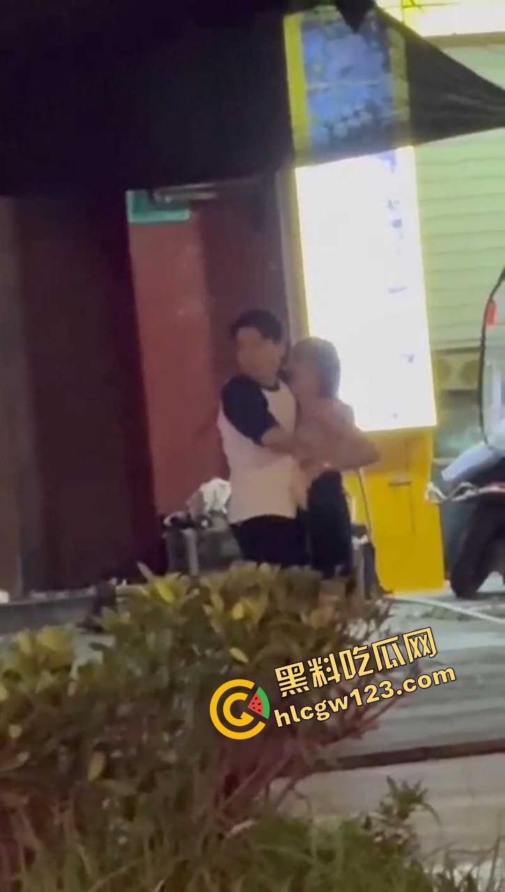 成都街头全裸游街，小仙女争吵气疯脱光逼毛迎风乱飘，路人目睹全程，男友吓跪喊妈！