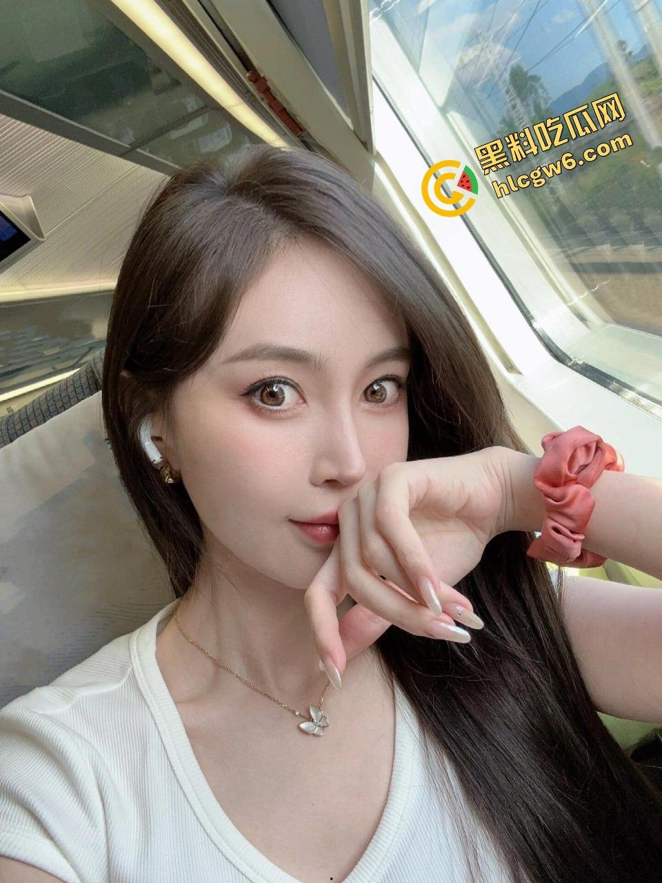 小红书上海贱逼反差婊骚鸡母狗『化春滢』偷情大哥 酒后脱衣爆干骚臀 窗前后操淫荡娇喘!原创独家投稿曝光!