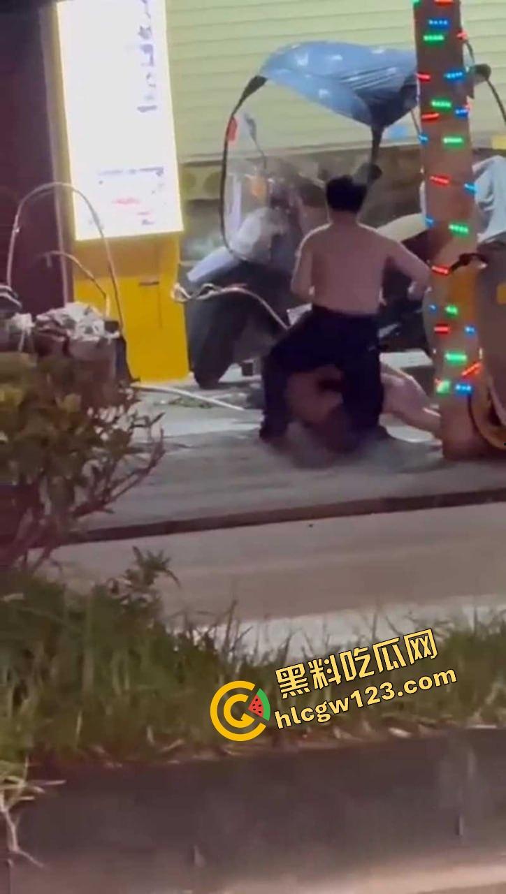 成都街头全裸游街，小仙女争吵气疯脱光逼毛迎风乱飘，路人目睹全程，男友吓跪喊妈！