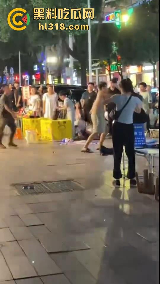 街头拳王大赛激烈上演,四男一女混合拳击,女的本来是拦开的,结果裸体男上来就一个大摆锤击倒,堪比UFC现场!