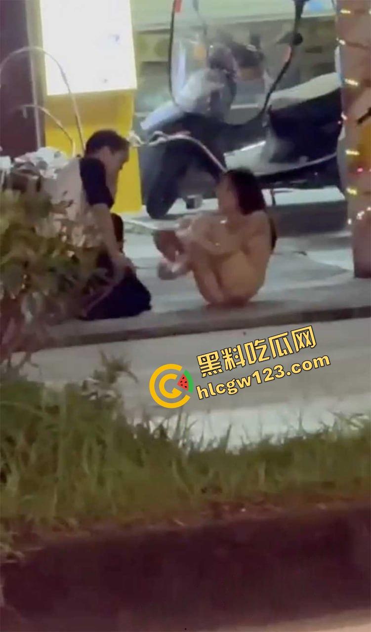 成都街头全裸游街，小仙女争吵气疯脱光逼毛迎风乱飘，路人目睹全程，男友吓跪喊妈！