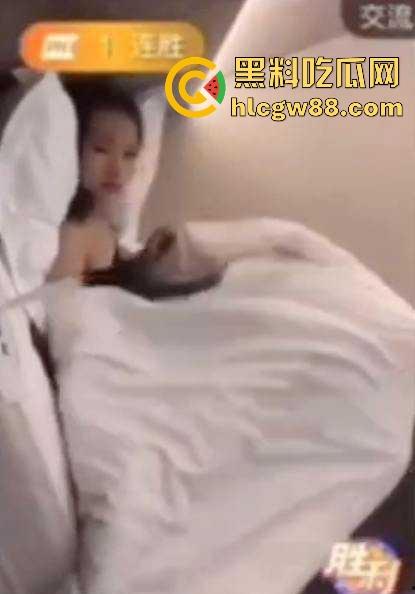 快手低俗女主播 在直播间一边打PK 一边打炮做爱 为找直播效果豪无下限 主打一边赚钱一边爽!