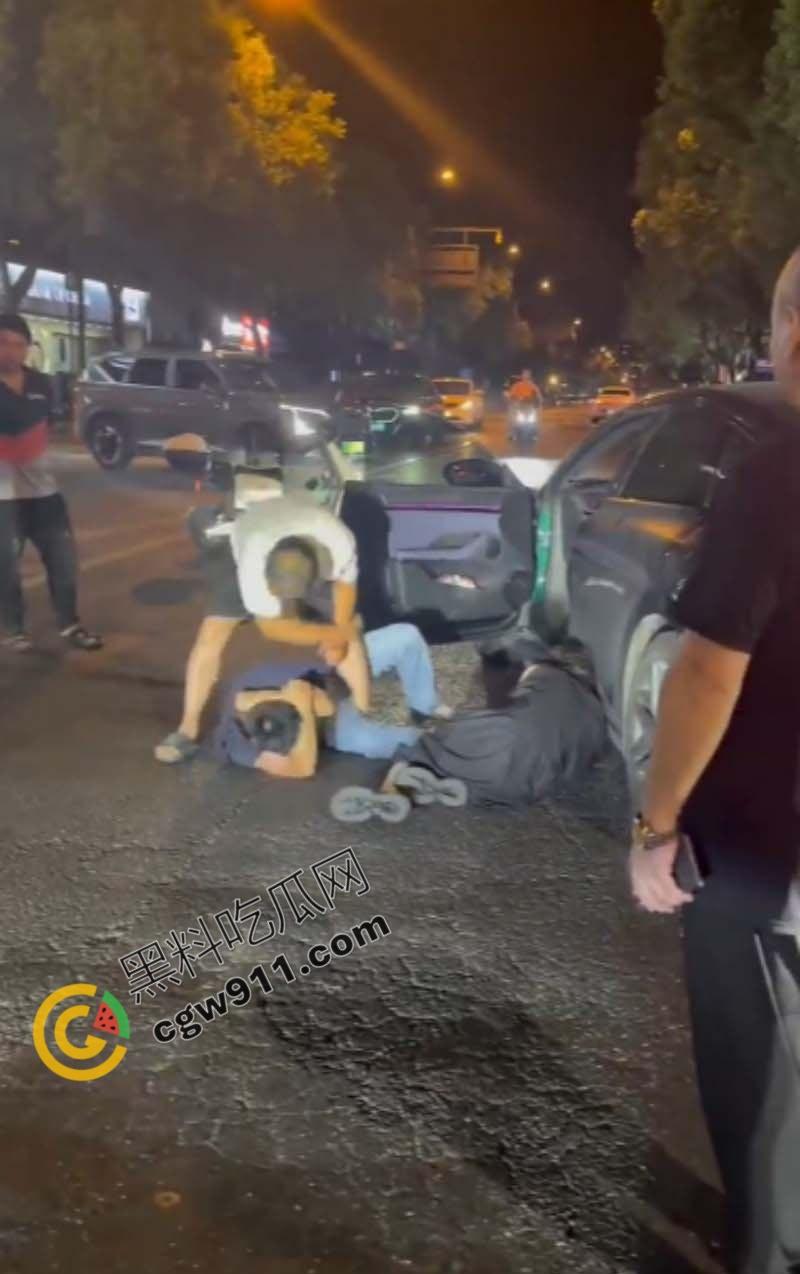 酒店偷情狗男女被原配截车暴打，大屌与脸遭痛殴，荡妇保护奸夫被双双暴揍，围观者连连称快，拍照不停