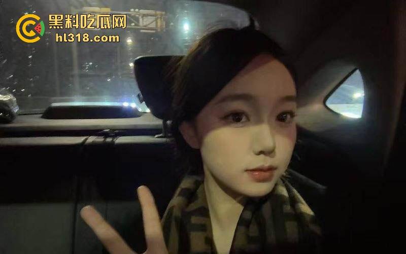 酒吧搭讪的可爱大胸妹没想到竟然如此反差,镜前主动口交吞精,射后含精挑逗镜头,恨不得再来一发!