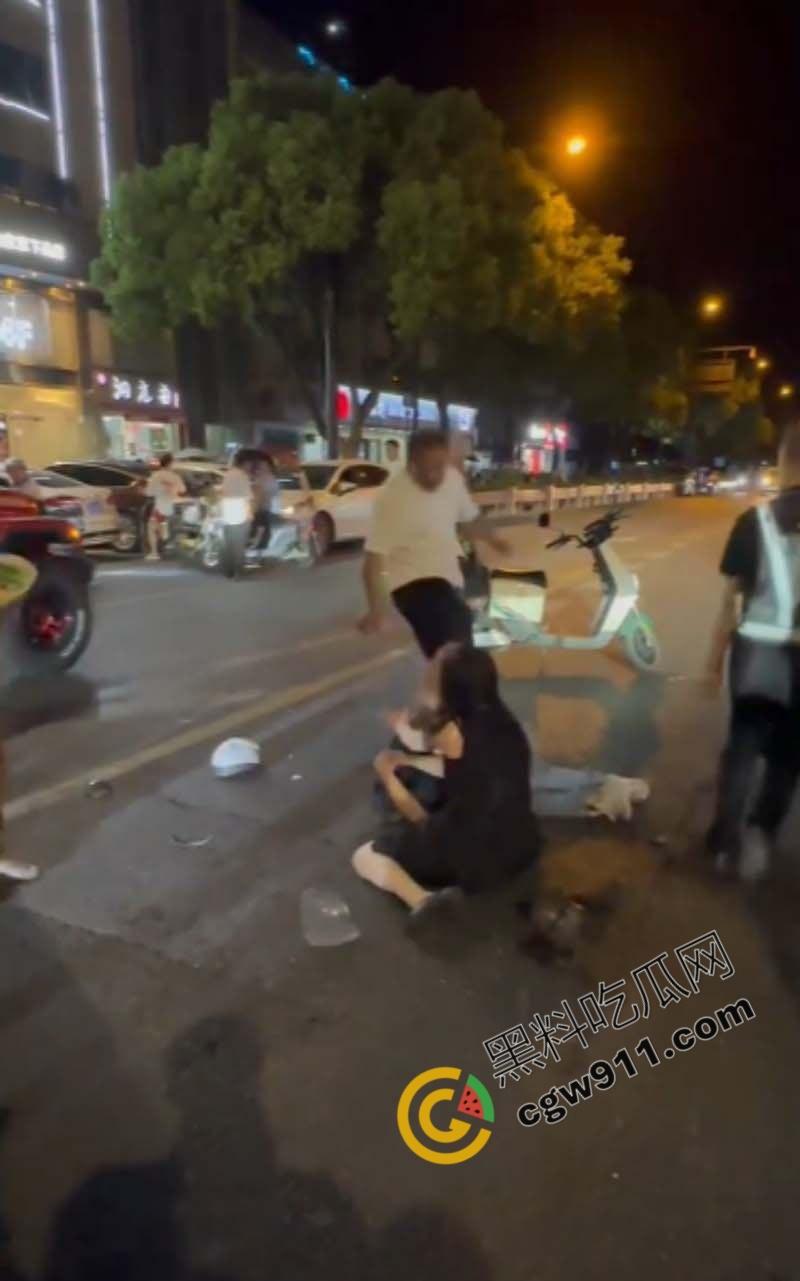 酒店偷情狗男女被原配截车暴打，大屌与脸遭痛殴，荡妇保护奸夫被双双暴揍，围观者连连称快，拍照不停