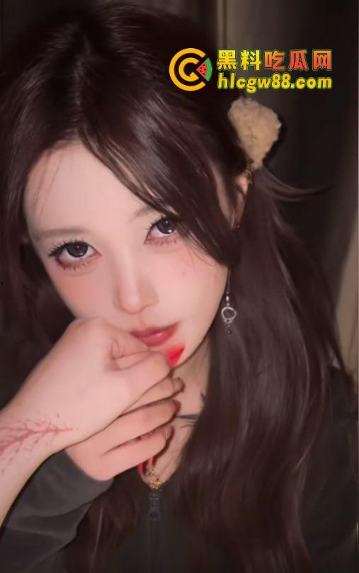 芜湖鸠江区YJ理发店楼上惊现骚操作,大哥一发火箭抖音美女博主『 鱼鱼骨』趴着掰逼自拍,窗帘都不拉!