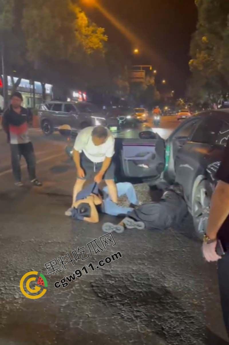 酒店偷情狗男女被原配截车暴打，大屌与脸遭痛殴，荡妇保护奸夫被双双暴揍，围观者连连称快，拍照不停