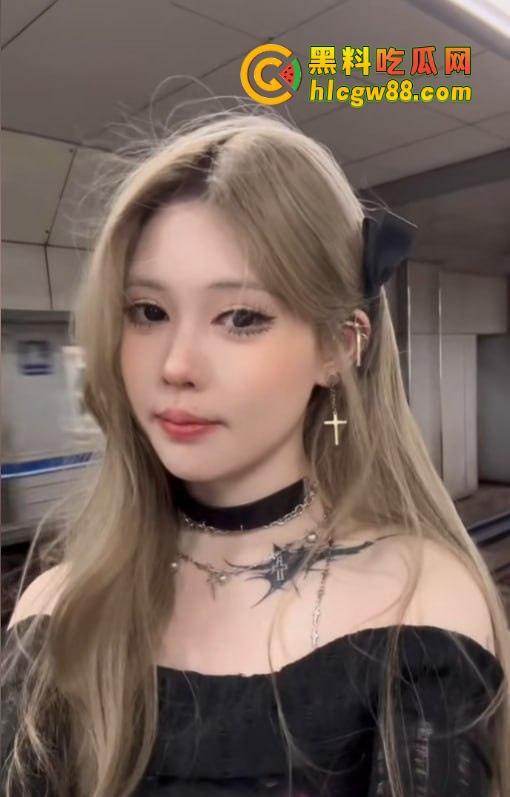 芜湖鸠江区YJ理发店楼上惊现骚操作,大哥一发火箭抖音美女博主『 鱼鱼骨』趴着掰逼自拍,窗帘都不拉!