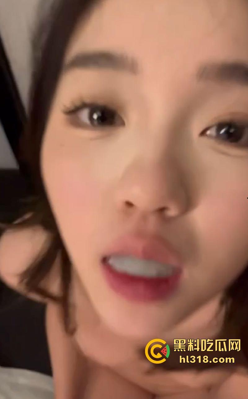 酒吧搭讪的可爱大胸妹没想到竟然如此反差,镜前主动口交吞精,射后含精挑逗镜头,恨不得再来一发!