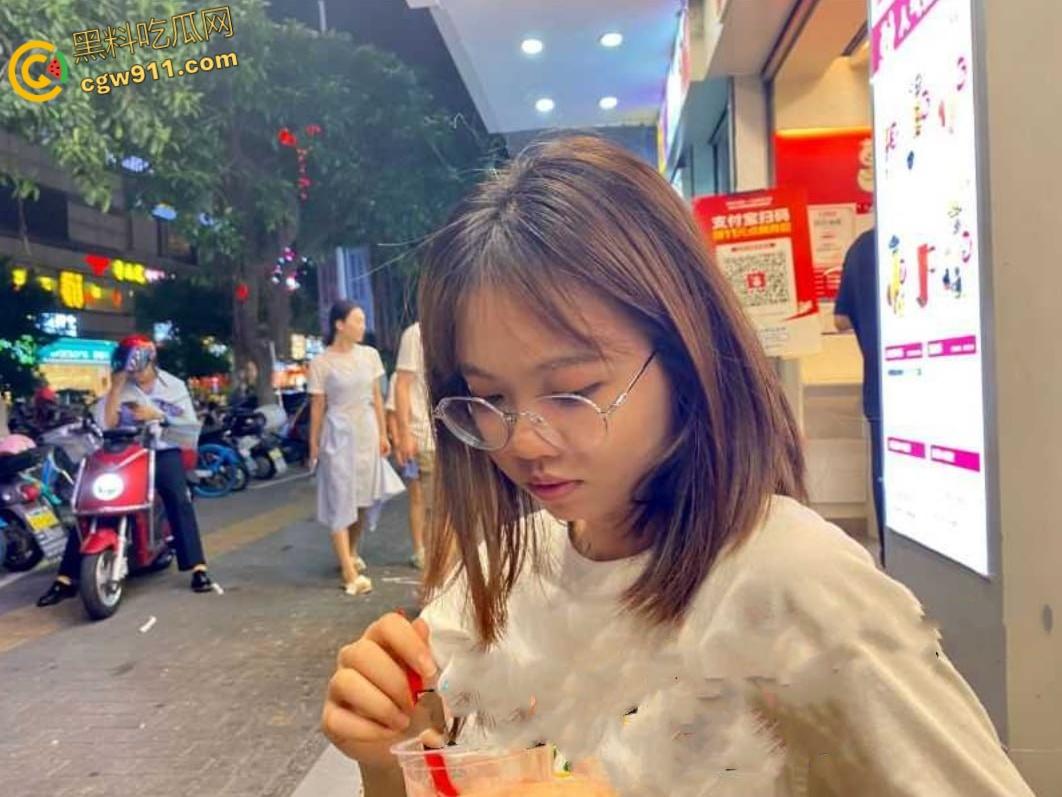 湖南农业大学反差母狗【王弈晴】,外表清纯巨乳嫩妹,私底下超级风骚,叫床声音十分好听,还喜欢口爆吞精!