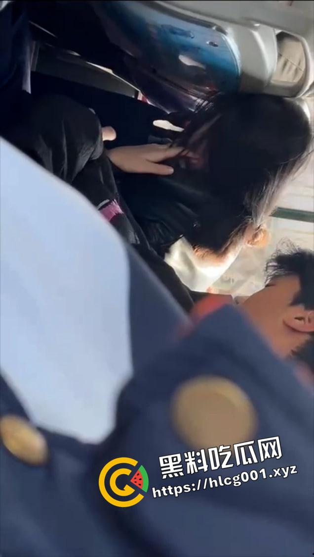 山东潍坊 学生情侣车上口爆 被人拍下并曝光 算是社死了 现在的学生是真的玩的开阿