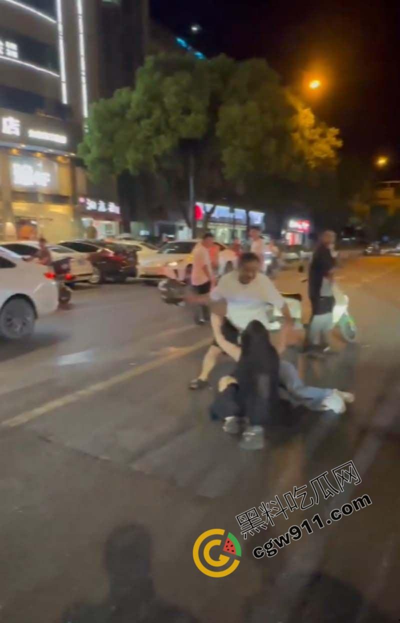 酒店偷情狗男女被原配截车暴打，大屌与脸遭痛殴，荡妇保护奸夫被双双暴揍，围观者连连称快，拍照不停