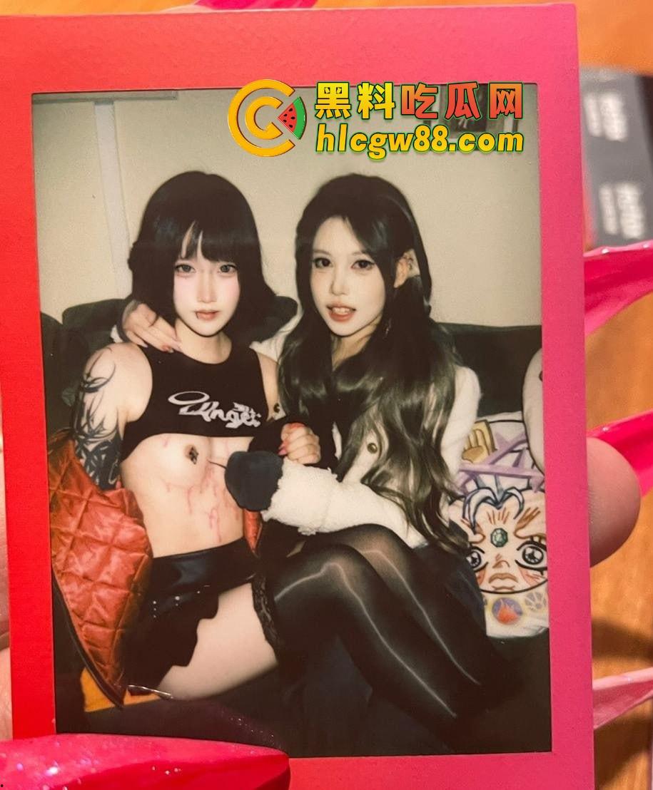 芜湖鸠江区YJ理发店楼上惊现骚操作,大哥一发火箭抖音美女博主『 鱼鱼骨』趴着掰逼自拍,窗帘都不拉!