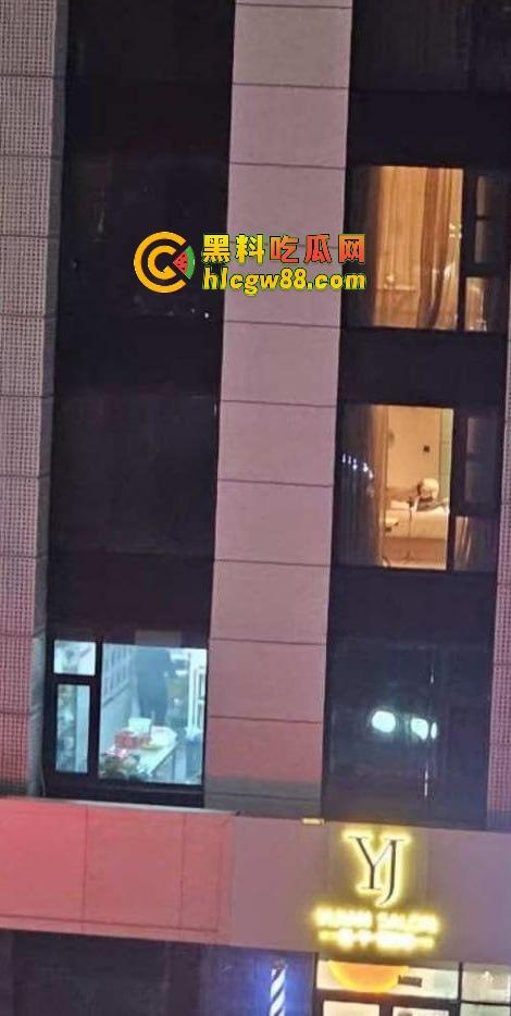 芜湖鸠江区YJ理发店楼上惊现骚操作,大哥一发火箭抖音美女博主『 鱼鱼骨』趴着掰逼自拍,窗帘都不拉!