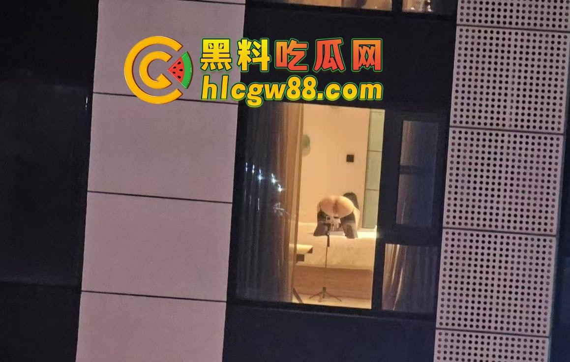 芜湖鸠江区YJ理发店楼上惊现骚操作,大哥一发火箭抖音美女博主『 鱼鱼骨』趴着掰逼自拍,窗帘都不拉!