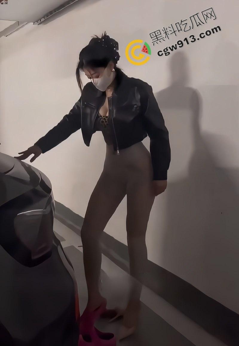 火热辣妈的放纵诱惑!骚母狗妈妈淫态撩人,浪逼被狂操喷汁,高潮浪叫鸡巴硬到炸,欲火焚身爽翻天!