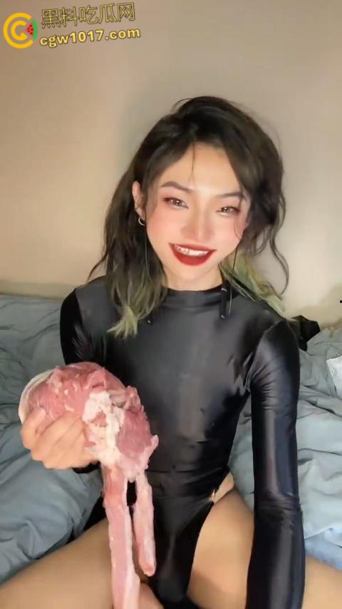 推特抽象男娘【小樱】 玩猪肉飞机杯！保鲜膜裹猪肉撸鸡巴射精，猪肉飞机杯白浊横流，猎奇画面视觉冲击拉满！