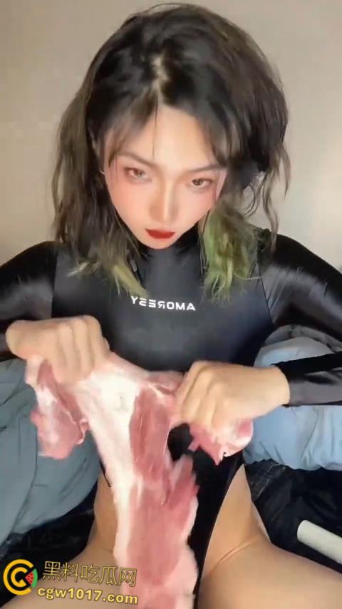 推特抽象男娘【小樱】 玩猪肉飞机杯！保鲜膜裹猪肉撸鸡巴射精，猪肉飞机杯白浊横流，猎奇画面视觉冲击拉满！