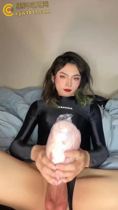 推特抽象男娘【小樱】 玩猪肉飞机杯！保鲜膜裹猪肉撸鸡巴射精，猪肉飞机杯白浊横流，猎奇画面视觉冲击拉满！