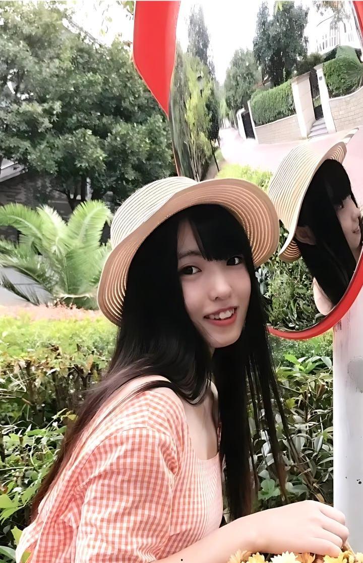 海南大学高颜值学姐【亦芮】调教视频曝光,白嫩母狗喝尿舔脚吞精,样样精通,纯粹反差骚货!