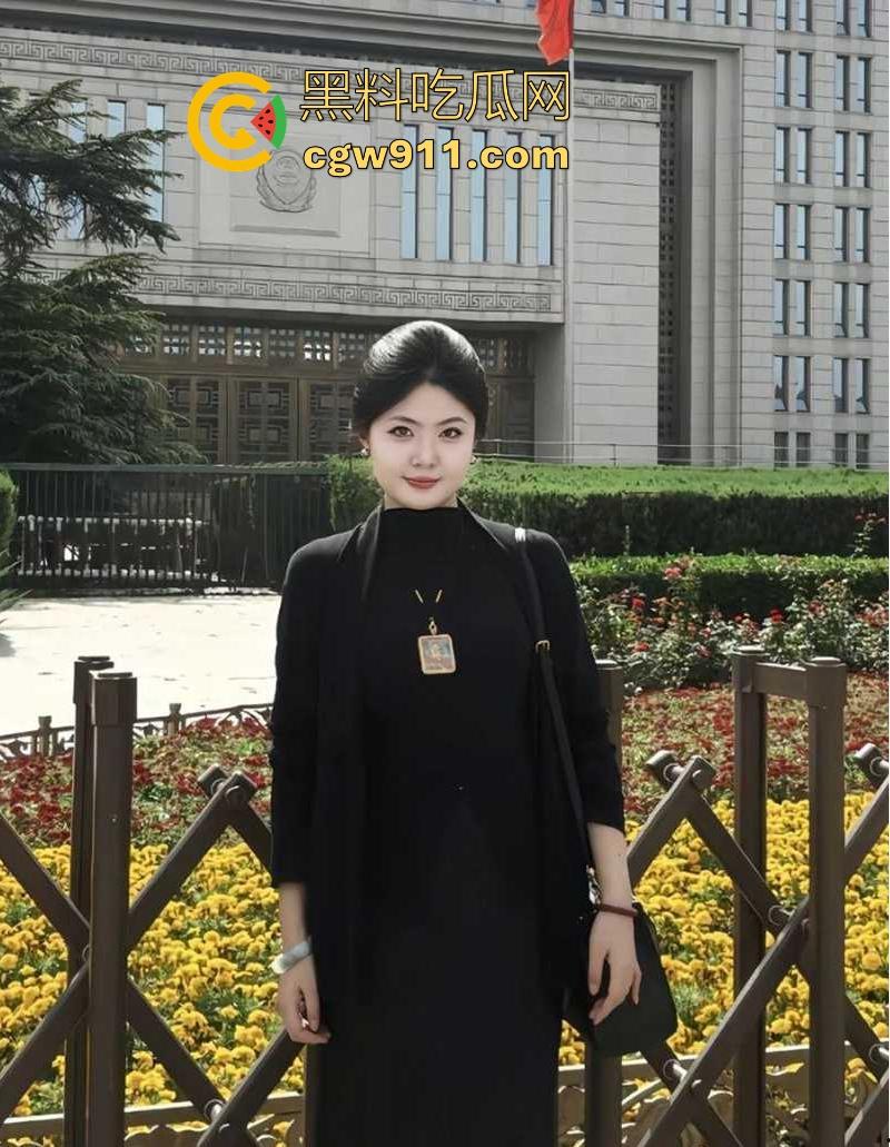 武汉科技大学【李仕晴】不雅视频流出,剃光阴毛穿开档黑丝被狂操,边揉阴蒂边挨干,那奶子真大啊!