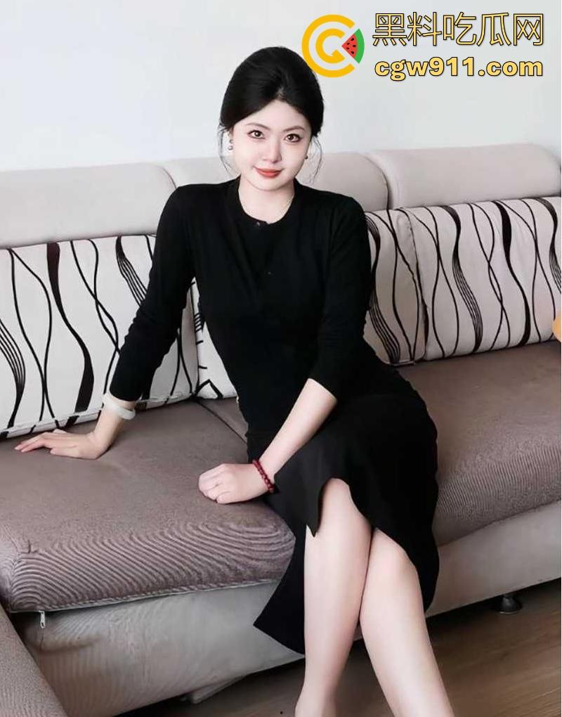 武汉科技大学【李仕晴】不雅视频流出,剃光阴毛穿开档黑丝被狂操,边揉阴蒂边挨干,那奶子真大啊!