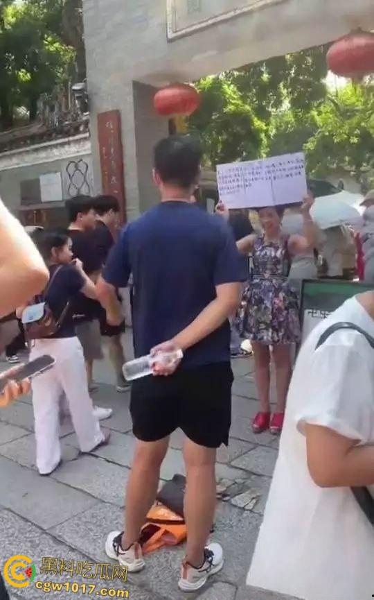 广东52岁富婆街头在线征婚大屌男,自称可给700万彩礼,骚逼常年未滋润渴望性爱,有意联系!