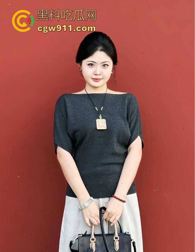 武汉科技大学【李仕晴】不雅视频流出,剃光阴毛穿开档黑丝被狂操,边揉阴蒂边挨干,那奶子真大啊!